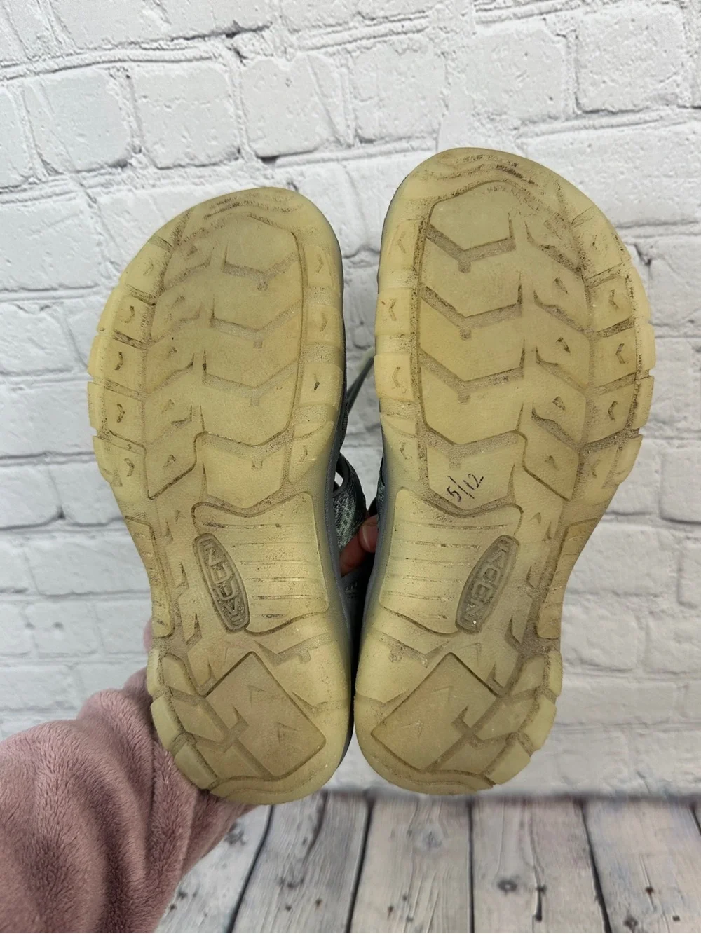 Keen Kids Newport H2 Sandals glow in the dark size 4